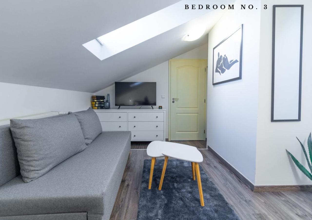 The Bookhouse, 5-Bedroom Residence By Prague Castle Exterior photo